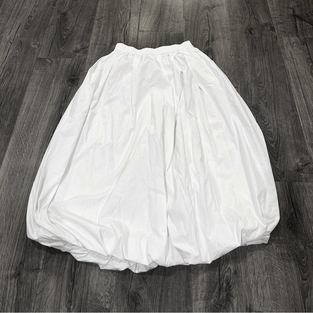 Trendy white balloon skirt